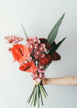 Laden Sie das Bild in den Galerie-Viewer, Orchid & Rose Lovers Bouquet