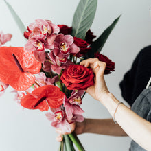 Laden Sie das Bild in den Galerie-Viewer, Orchid & Rose Lovers Bouquet