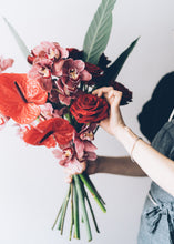 Laden Sie das Bild in den Galerie-Viewer, Orchid & Rose Lovers Bouquet